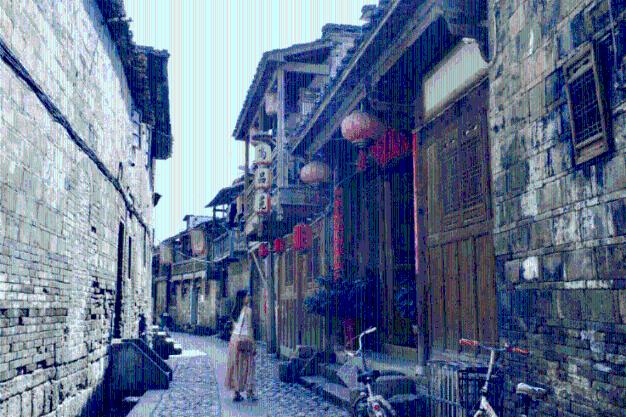 喻恩泰一家四口同框，夕阳下与小10岁妻子拥吻，两子女如出一辙！